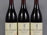 trois bouteilles de vin sont alignées sur une table