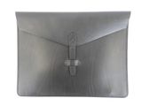 un étui en cuir gris pour iPad, muni d'un fermoir sur le devant
