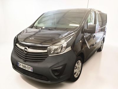 une photo d'une camionnette noire garée dans une pièce blanche