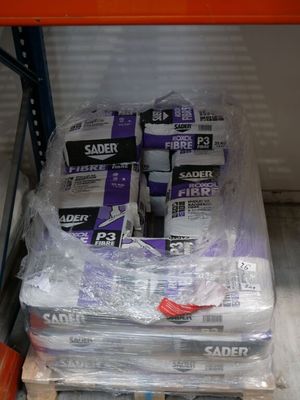 une pile de rouleaux de papier toilette sur une étagère