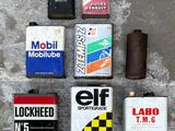 de nombreux types différents de vieux bidons d'essence par terre