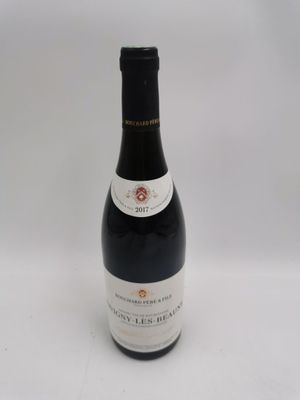 une bouteille de vin posée sur une table