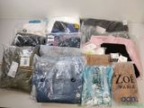 un tas de vêtements posés sur une table