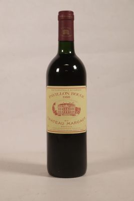 une bouteille de vin posée sur une table