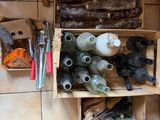 de nombreuses bouteilles et ustensiles sur les étagères de la cuisine