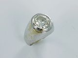 une image d'une bague en diamant sur une surface blanche