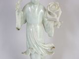 une statue représentant une femme tenant une rose à la main
