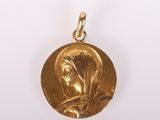 gros plan d'une médaille d'or sur fond blanc