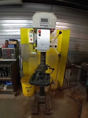 une machine qui se trouve dans un garage