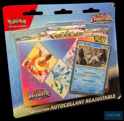 un jeu de cartes dans le paquet posé sur la table