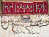 une boîte en bois contenant un tas d'objets métalliques