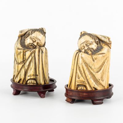 paire de figurines chinoises en ivoire sculpté représentant un homme et une femme
