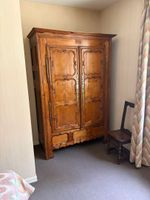 Armoire basse en bois fruitier mouluré ouvrant à deux portes (photo 2)