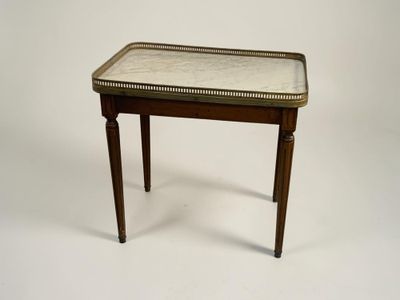 une image d'une petite table avec un plateau en marbre