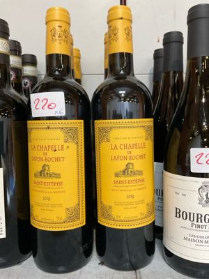 plusieurs bouteilles de vin sont alignées sur un comptoir