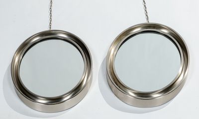 deux miroirs suspendus à une chaîne au mur