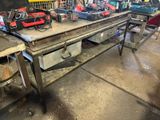 un établi avec des outils dans un garage