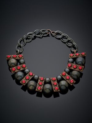 gros plan d'un collier sur fond noir