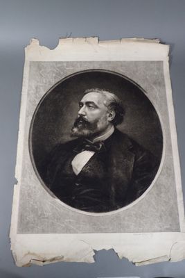 une vieille photo d'un homme barbu portant un nœud papillon