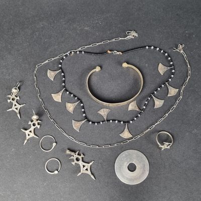 un assortiment de bijoux en argent comprenant un collier, un bracelet et une bague
