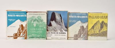 plusieurs livres sont alignés sur une surface blanche