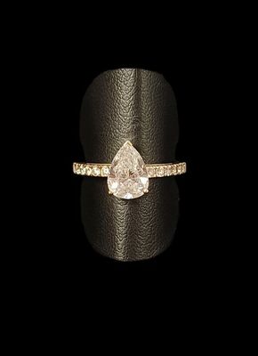 Bague en or jaune 18K (750/oo) centrée d'un diamant taillé e…