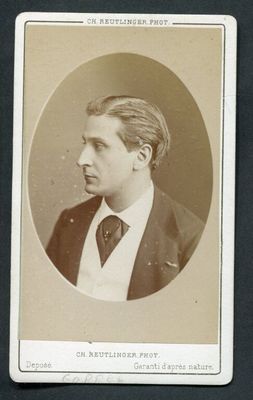 une vieille photo d'un homme en costume-cravate