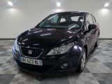 la photo d'une voiture noire garée sur un sol en damier