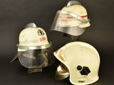 trois casques et un casque sur fond noir