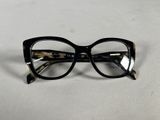 une paire de lunettes posée sur une surface blanche
