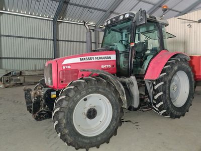 un tracteur garé dans un bâtiment