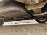un gros plan sur le tuyau d'échappement et le silencieux d'une voiture