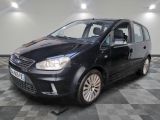 la photo d'une petite voiture noire garée dans un garage
