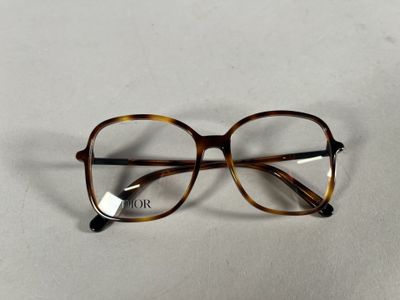 gros plan d'une paire de lunettes sur une surface blanche