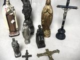 de nombreuses figurines religieuses sur un fond blanc