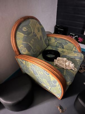 une chaise qui se trouve dans le coin d'une pièce