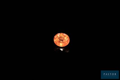 une lune orange dans le ciel sombre, sur fond noir