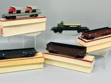 quatre petits trains miniatures exposés sur une table