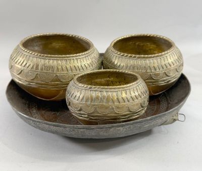 Réunion de 3 tâs petits bassins en cuivre et laiton ciselé à…