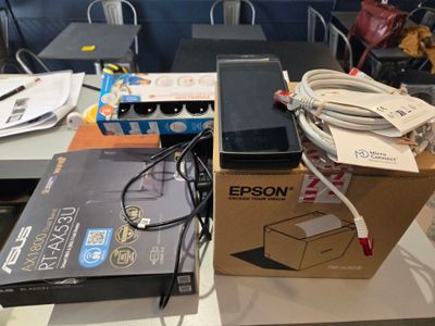 une boîte contenant un téléphone sur une table