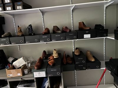 il y a beaucoup de chaussures sur les étagères dans la pièce