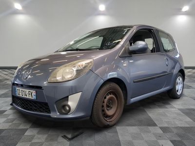 la photo d'une petite voiture bleue garée dans un garage