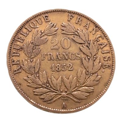 gros plan d'une pièce de monnaie sur fond blanc