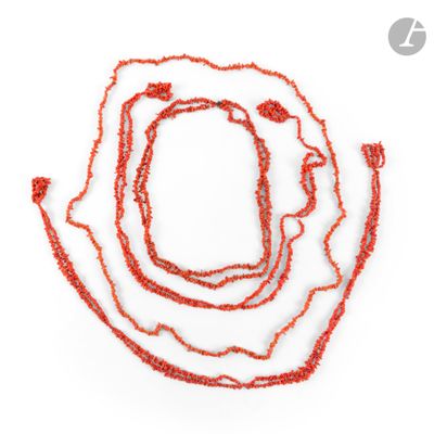 colliers de perles de corail rouge sur fond blanc