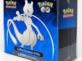 La boîte est transparente et contient une figurine de Pokémon blanche.