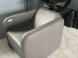 une chaise qui se trouve dans le coin d'une pièce