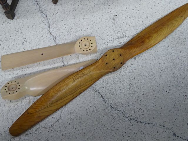 Aviation : hélice en bois (longueur 140) et 2 hélices en bois réc...