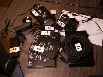 un grand nombre d'appareils électroniques posés sur une table