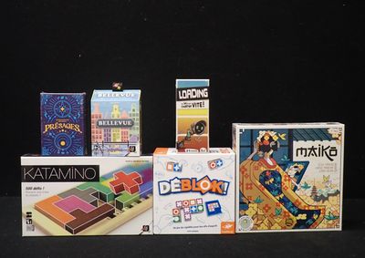 tout un tas de jeux différents qui sont sur la table