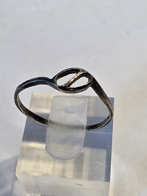 une bague posée sur un bloc de glace